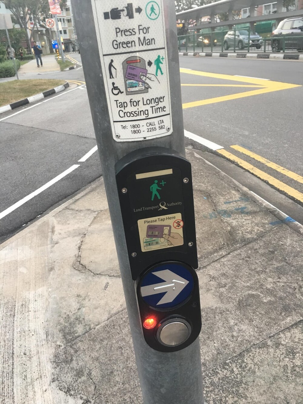 1. В Сингапуре пожилые люди могут использовать своё удостоверение личности, чтобы получить больше времени для перехода через дорогу