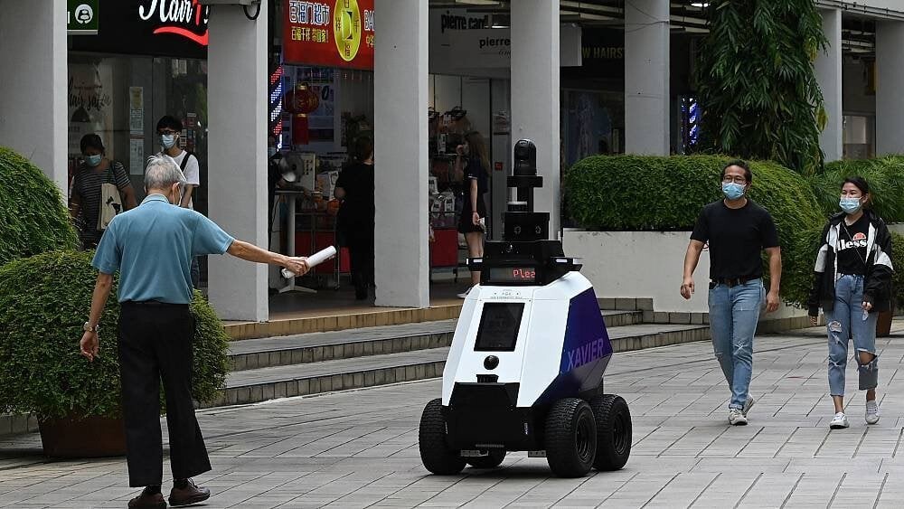 4. В Сингапуре есть робот, который следит за общественным поведением 