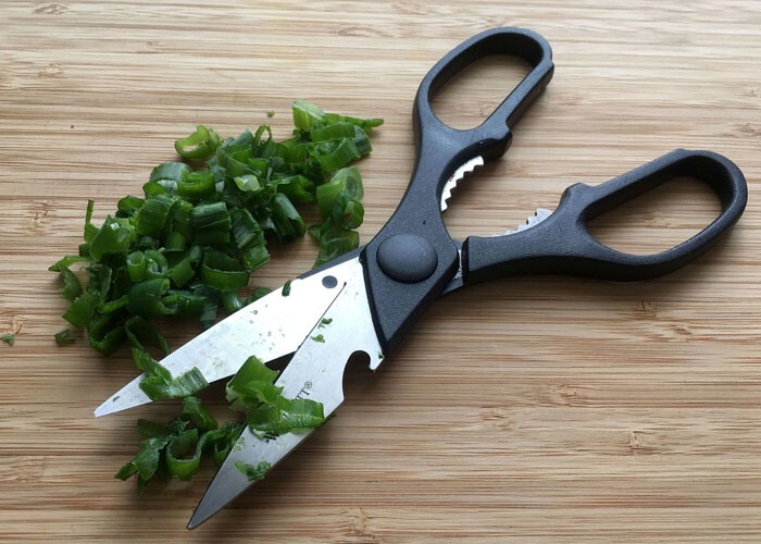 9. "Ножницы для зелени (или просто хорошие кухонные ножницы) могут здорово вас выручить"
