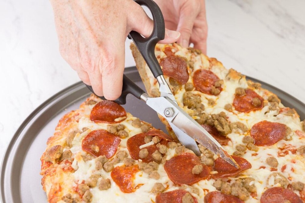 17. "Пиццу можно порезать кухонными ножницами"