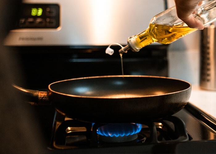 12. "Лучше лить масло на холодную сковородку, чтобы масло равномерно нагревалось вместе с ней"