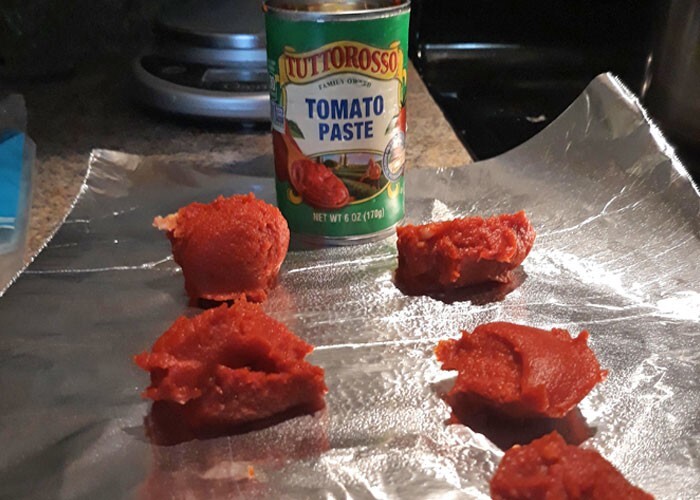 16. "Остатки томатной пасты, что не пригодились, можно заморозить и использовать позже. То же самое я делаю с тёртым имбирём"