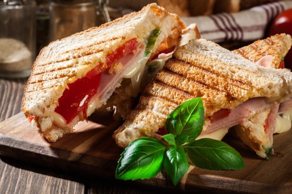 6. "Почему-то сэндвичи вкуснее, если резать их треугольниками, как в ресторанах"