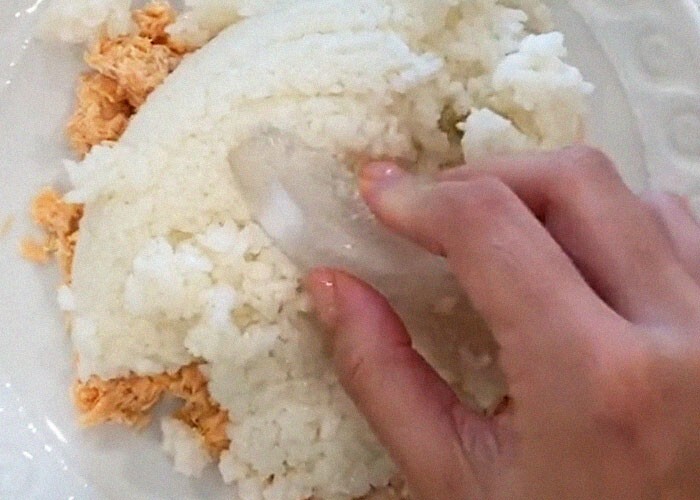 15. "Перед тем, как разогревать холодный рис в микроволновке, положите на него кубик льда. Так рис станет мягким и рассыпчатым"