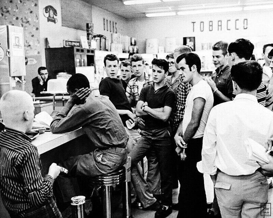 Чернокожий мужчина в кафе для белых. Арлингтон, штат Вирджиния, 1960 год
