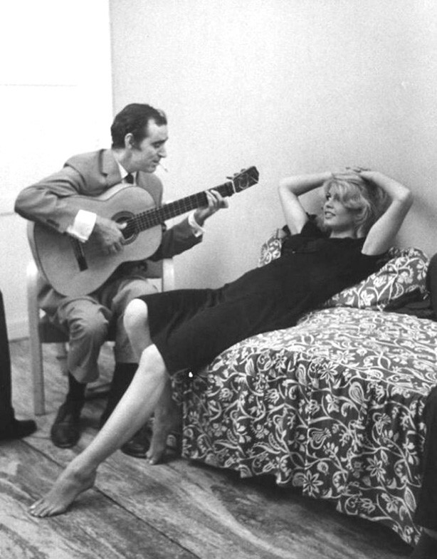 Шахнур Вахинак Азнавурян, более известный как Шарль Азнавур, поёт для Брижит Анн–Мари Бардо, более известной как Брижит Бардо. Франция. 1958 год