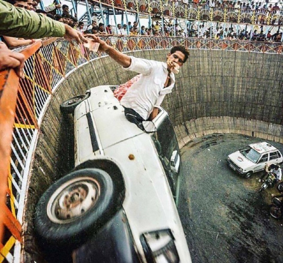 Эффектное получение денежки на Стене Смерти в Раджкоте, Индия, 1970-е