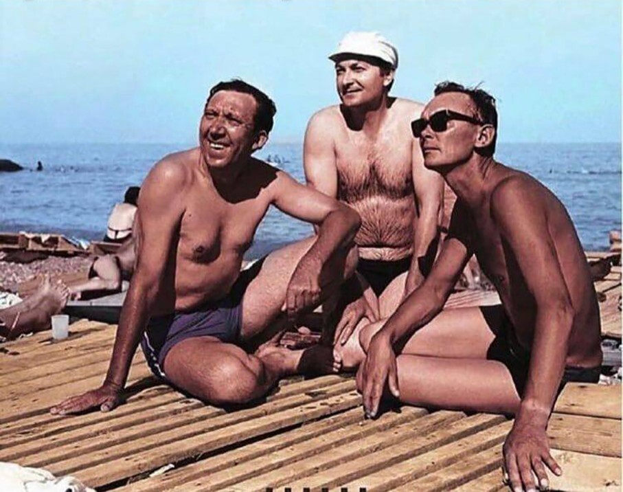 На одном из крымских пляжей во время работы над фильмом «Кавказская пленница, или Новые приключения Шурика», 1966 год