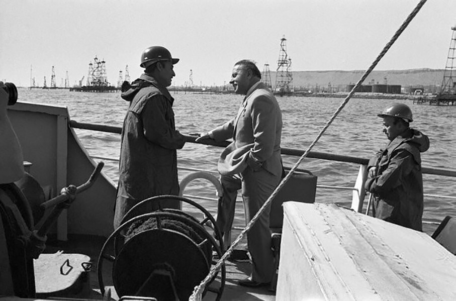 Первый секретарь ЦК КП Азербайджана Гейдар Алиев с буровым мастером Исрафилом Гусейновым на фоне Каспийского моря, 1980 год, АзССР