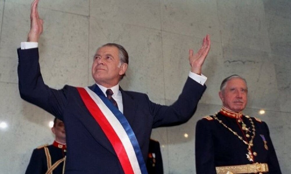 Генерал Аугусто Пиночет передает власть демократически избранному президенту Патрисио Эйлвину, положив конец 17-летней диктатуре в Чили. 11 марта 1990 год