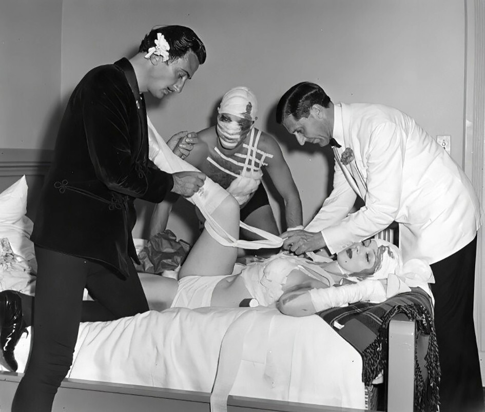  Художник Сальвадор Дали перевязывает танцовщицу по имени Шарлотта для его сюрреалистического танцевального представления под названием «Танец несчастных случаев». Калифорния, 1941 год