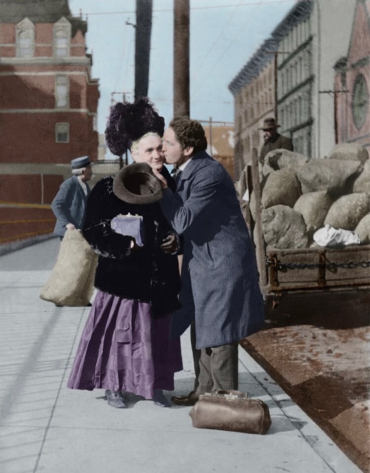 Гарри Гудини целует свою мать . Нью-Йорк, 1908 г. Колоризированное фото