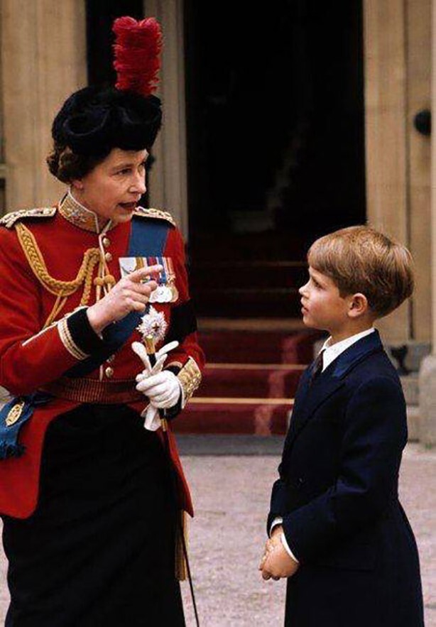 Королева Великобритании Елизавета II и принц Эдвард. Великобритания, 1970-е