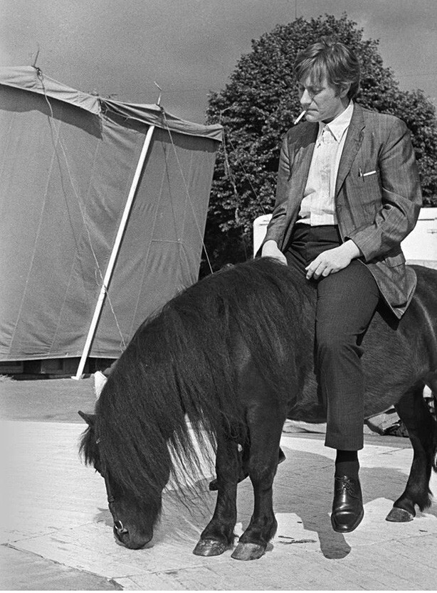 Андрей Миронов на пони верхом. 1974 год