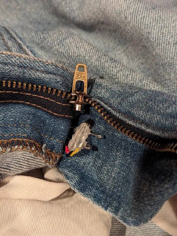 Инженер создал “умные” брюки, которые сообщают о расстегнутой ширинке