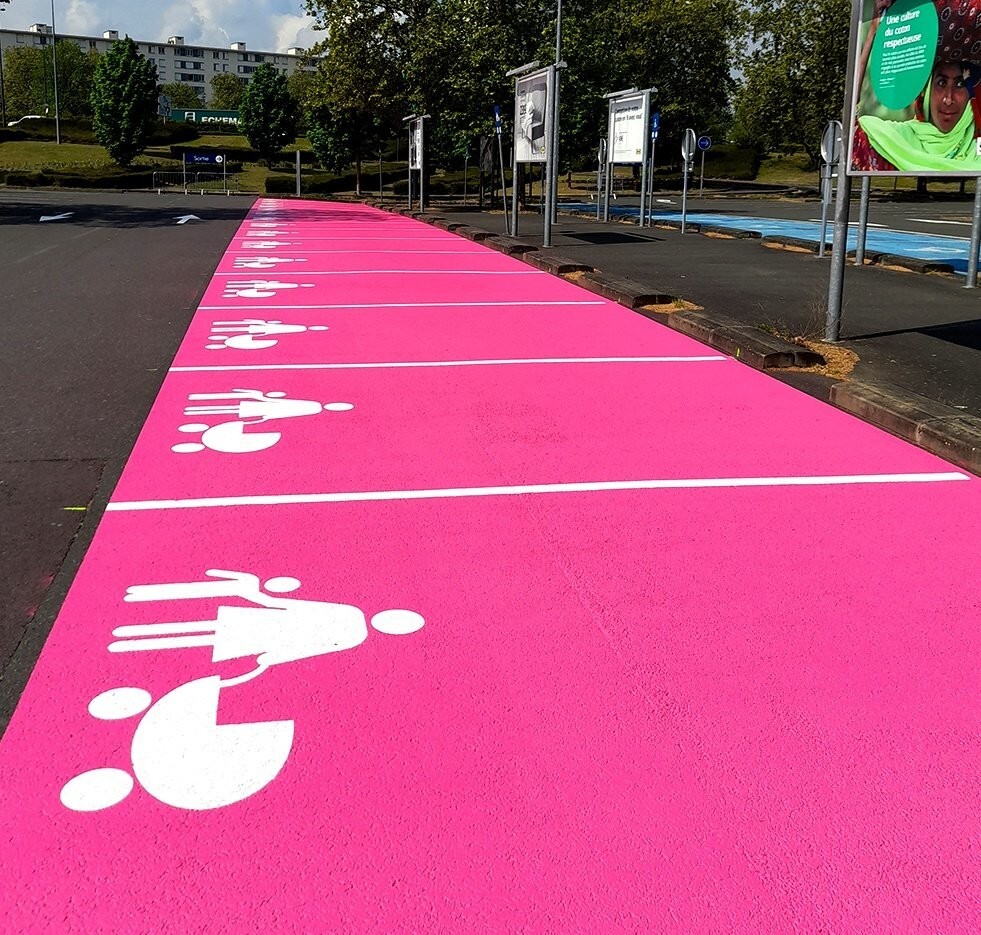 9. Семейные парковки окрасили в розовый во Франции