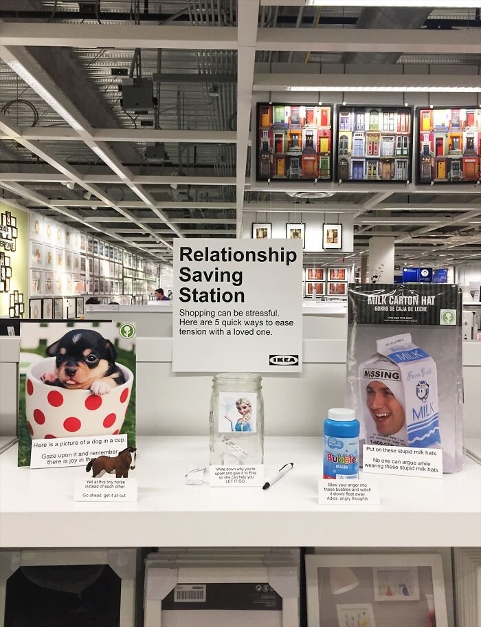 5. В США комик установил в IKEA "станцию спасения отношений" — с пятью способами приехать за покупками и не расстаться