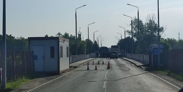 Россиянка с тремя детьми протаранила шлагбаум на границе Польши и скрылась в Белоруссии