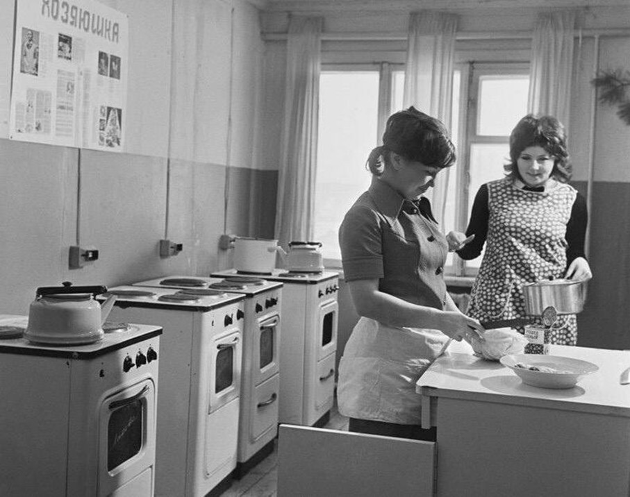 В новоᴍ общeжитии, 1960-e