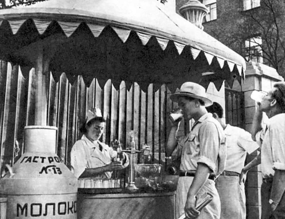 Продажа молока на улице в Киеве, 1957 год