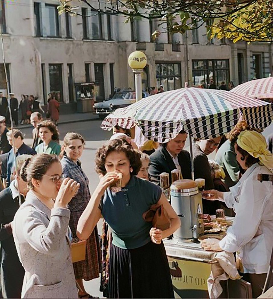 Газировочка в жару. Москва,1958 год