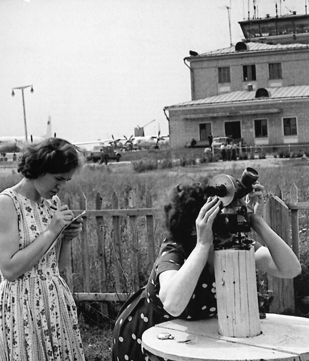 Девушки с теодолитом в аэропорту Шереметьево, 1960–е годы, Москва
