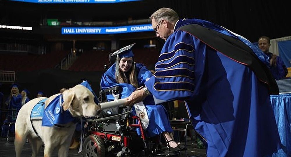 Собака окончила университет вместе с хозяйкой и получила собственный диплом