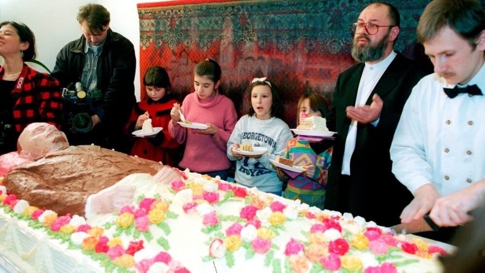 1. Представители творческой интеллигенции 1990-х годов разрезают торт в форме Ленина на мероприятии «Ленин в тебе и во мне». Москва, 30 марта 1998 года 