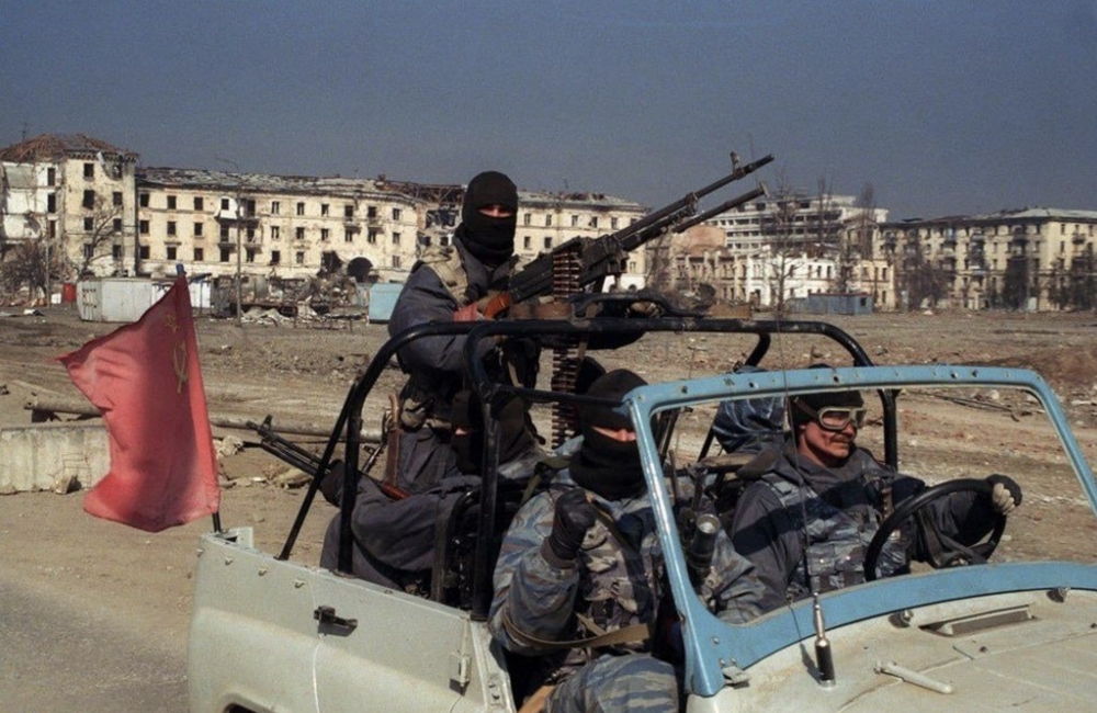 4. Бойцы ОМОНа на улице Грозного. 1996 год