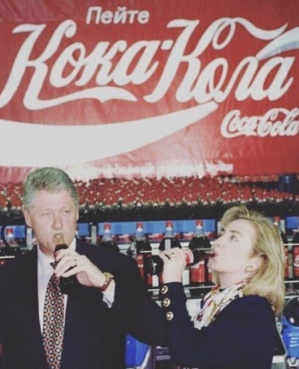 6. Билл и Хиллари Клинтон во время визита на московский завод Coca-Cola, май 1995 года