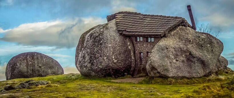 Дом Флинстоунов из Португалии: для чего построили удивительный дом из камней