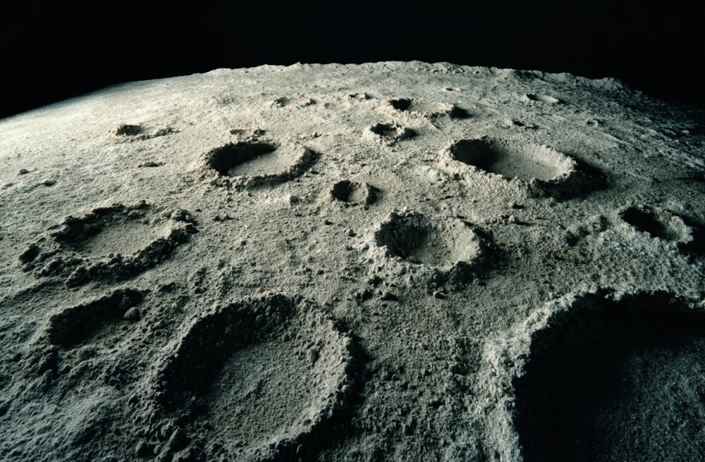 Причины отсутствия камней внутри лунных кратеров