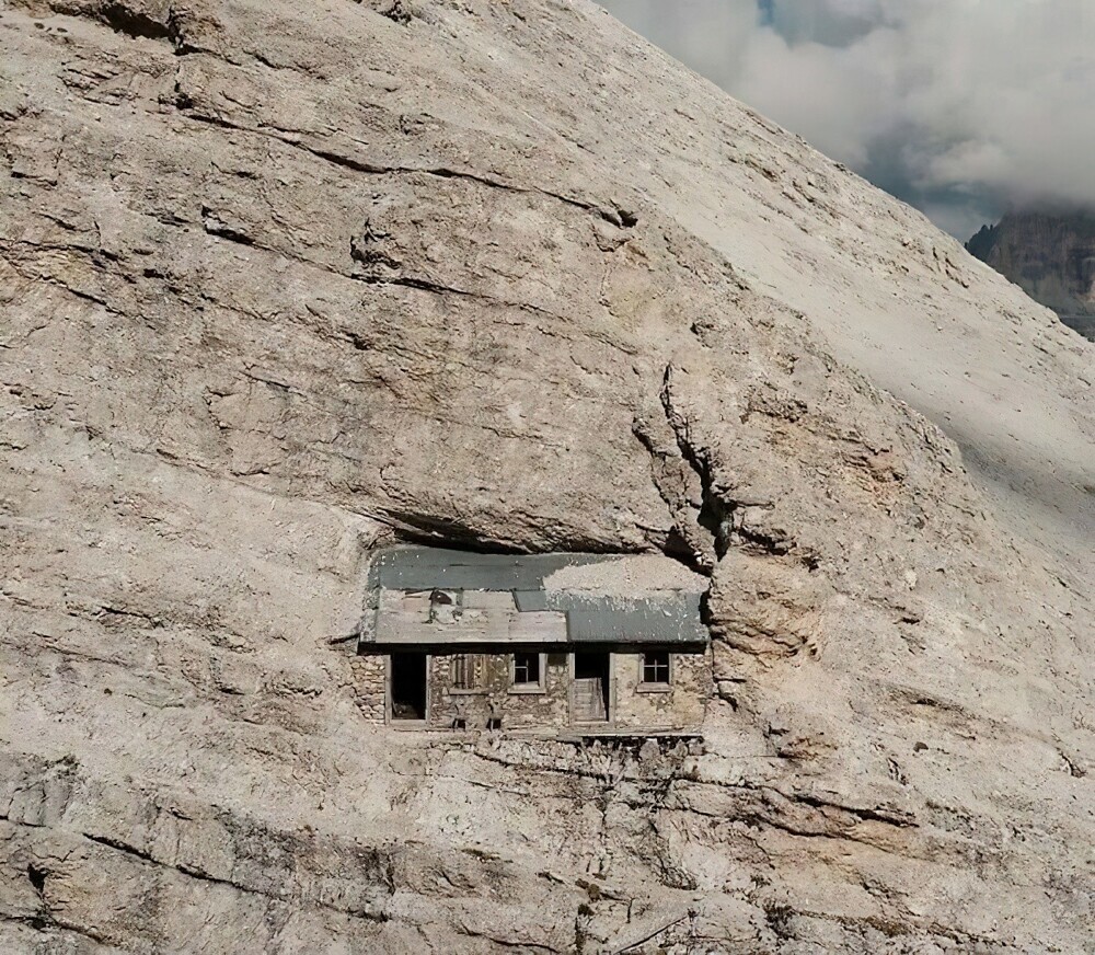 22. Альпийское убежище времен Первой мировой войны, расположенное на высоте 2760 метров, Монте-Кристалло, Италия