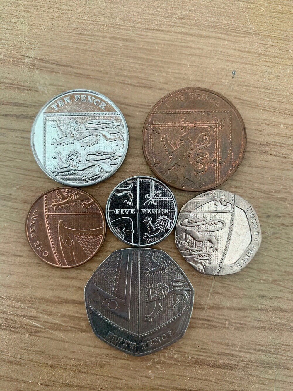 6. Британские монеты образуют щит, если их выложить в определённом порядке