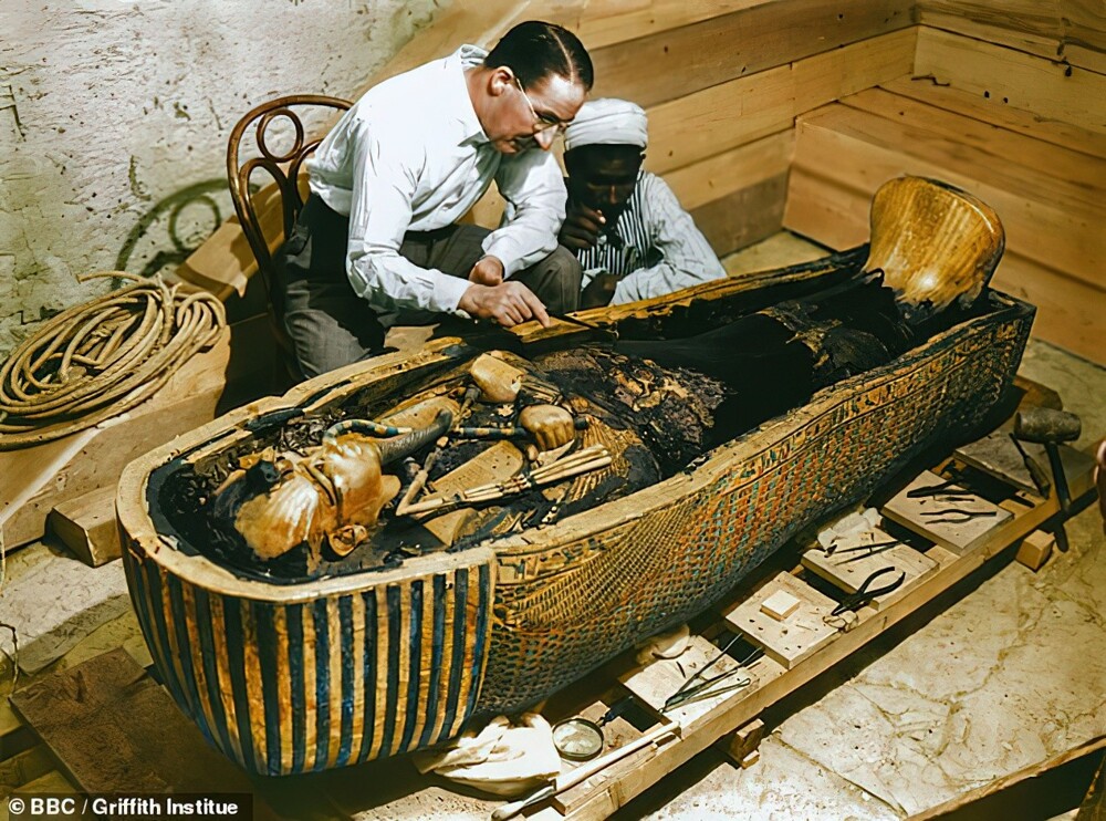 Раскрашенное изображение Говарда Картера, осматривающего гроб фараона
