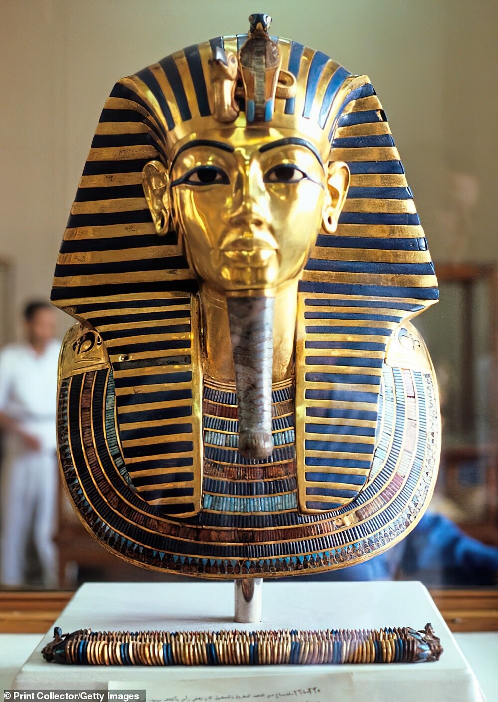Погребальная маска Тутанхамона из золота и лазурита, найденная в его гробнице