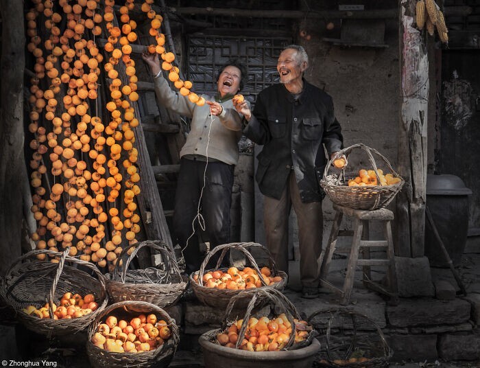 1. Урожай хурмы в провинции Шаньси, Китай. Хурму собирают в районе горного хребта Тайханшань, и часто делают из неё пироги. Фотограф - Zhonghua Yang