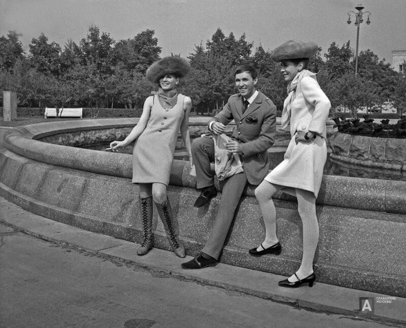 Вячеслав Зайцев со своими моделями. Фото Валерия Генд-Роте. Москва, 1967 год