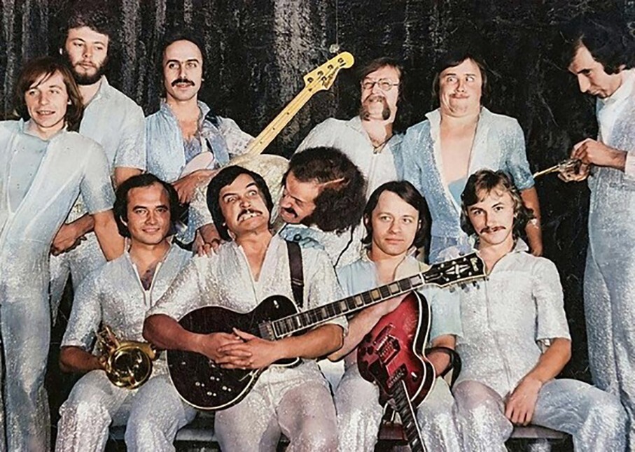 Клавишник Игорь Николаев среди других участников группы Рецитал, 1980 год