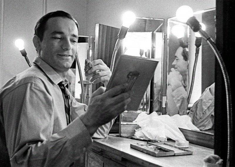 Валентин Гафт в гримёрной готовится к выходу на сцену. 1963 год