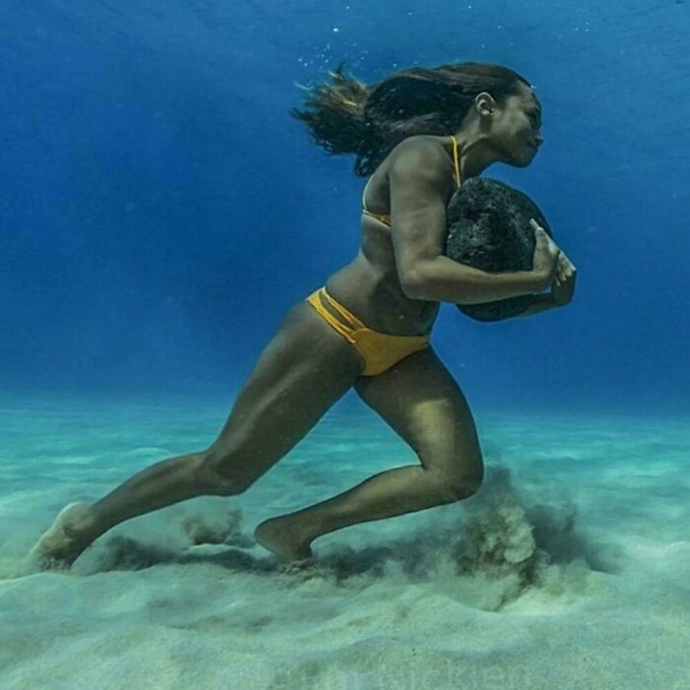 16. Гавайская серфингистка Хаа Кеаулана тренируется под водой