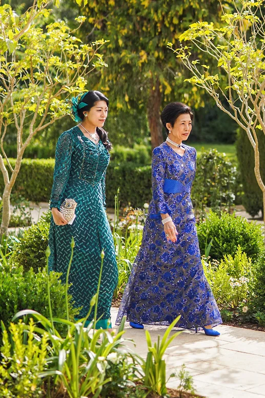 Японская принцесса Хисако Такамадо и ее старшая дочь принцесса Цугуко (слева)