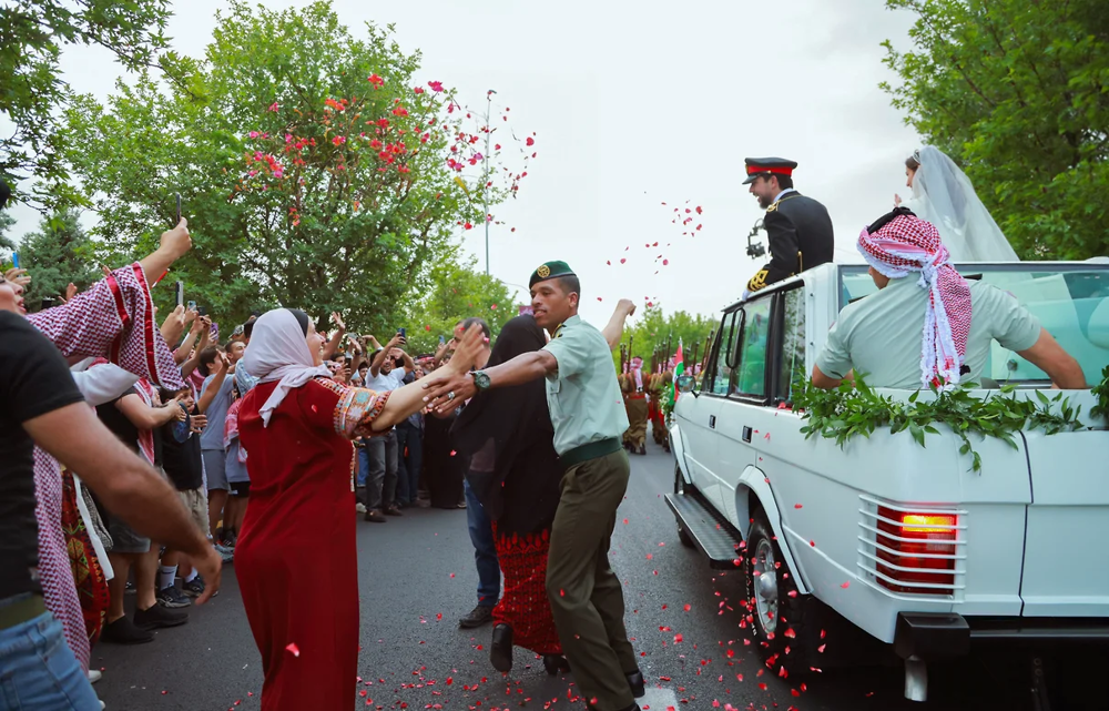Иорданцы приветствуют жениха и невесту