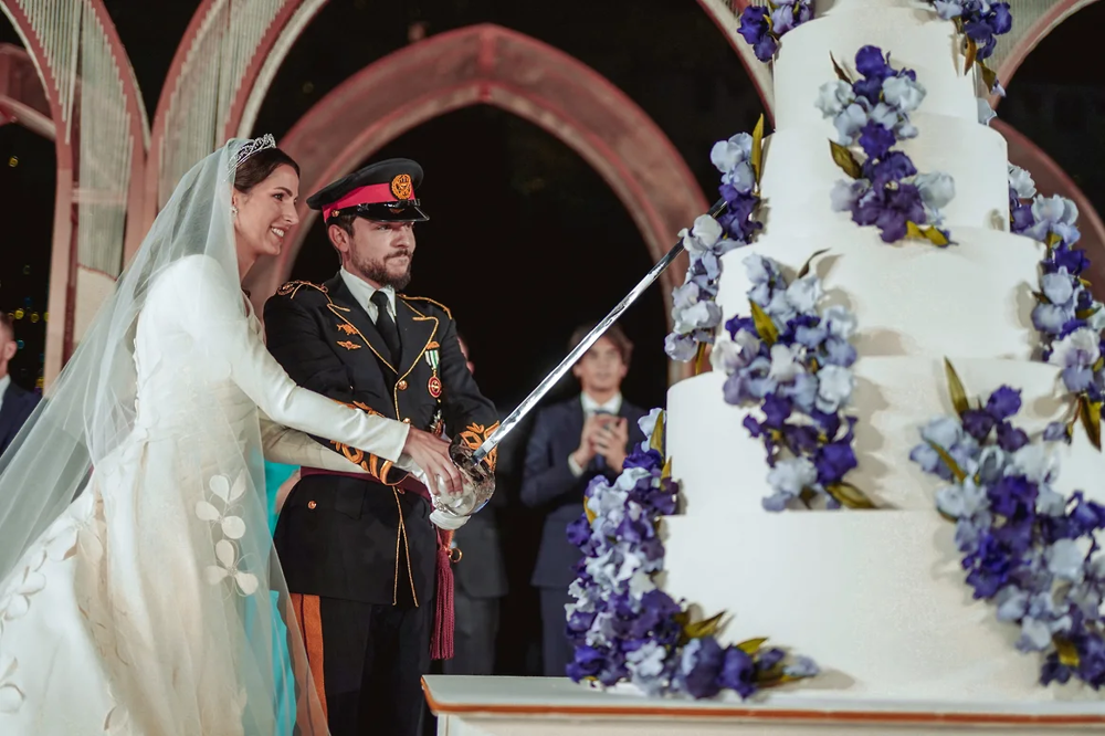 После завершения церемонии был издан королевский указ о присвоении невесте титула Ее Королевского Высочества принцессы Раджва Аль Хусейн