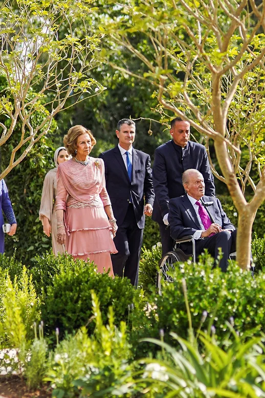 Бывший король Испании Хуан Карлос I (справа в инвалидной коляске) с супругой Софией