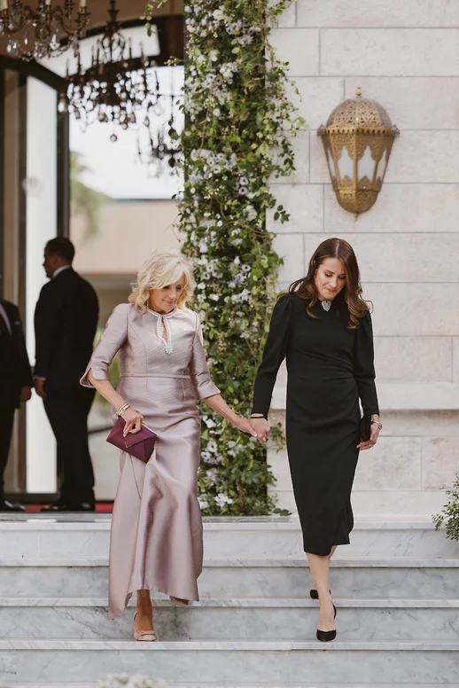 Среди почетных гостей были первая леди США Джилл Байден (слева) и дочь американского президента Эшли Байден