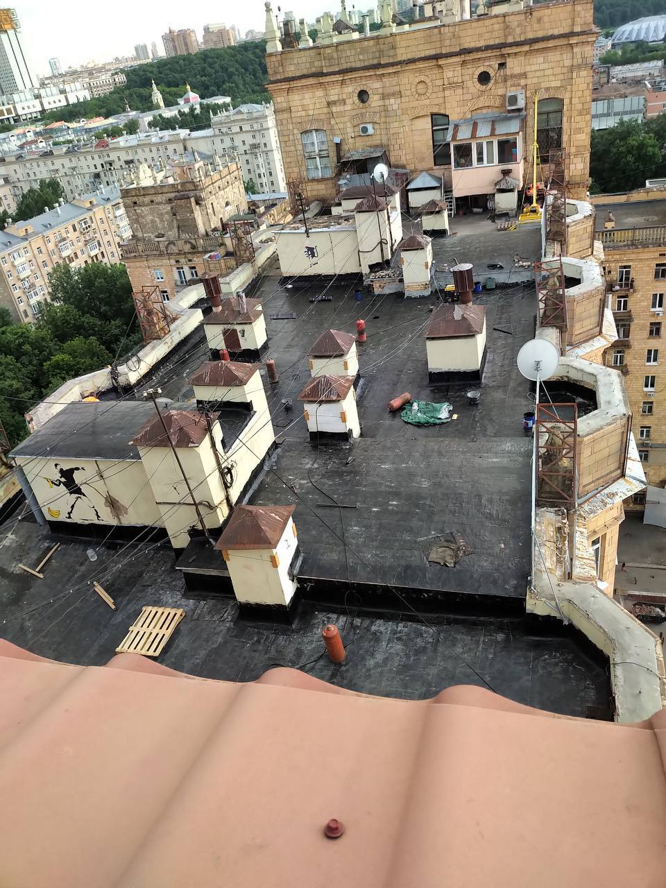 В Москве неизвестный умелец построил «жилище Карлсона» прямо на крыше многоквартирного дома
