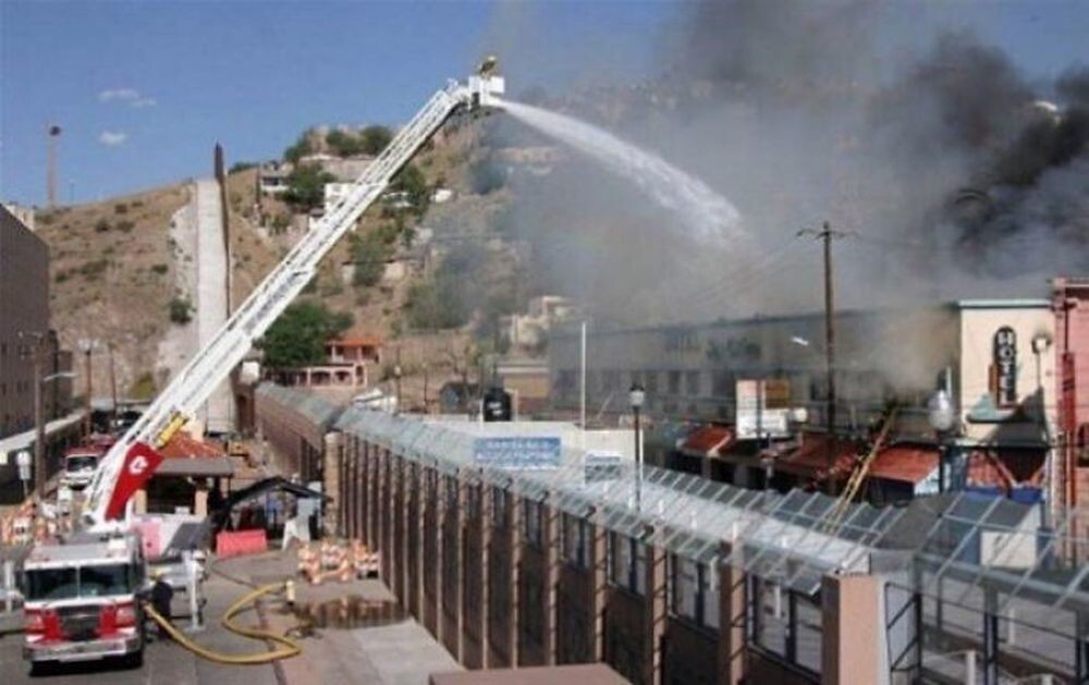 13. Американские пожарные тушат пожар в Мексике, не пересекая границы