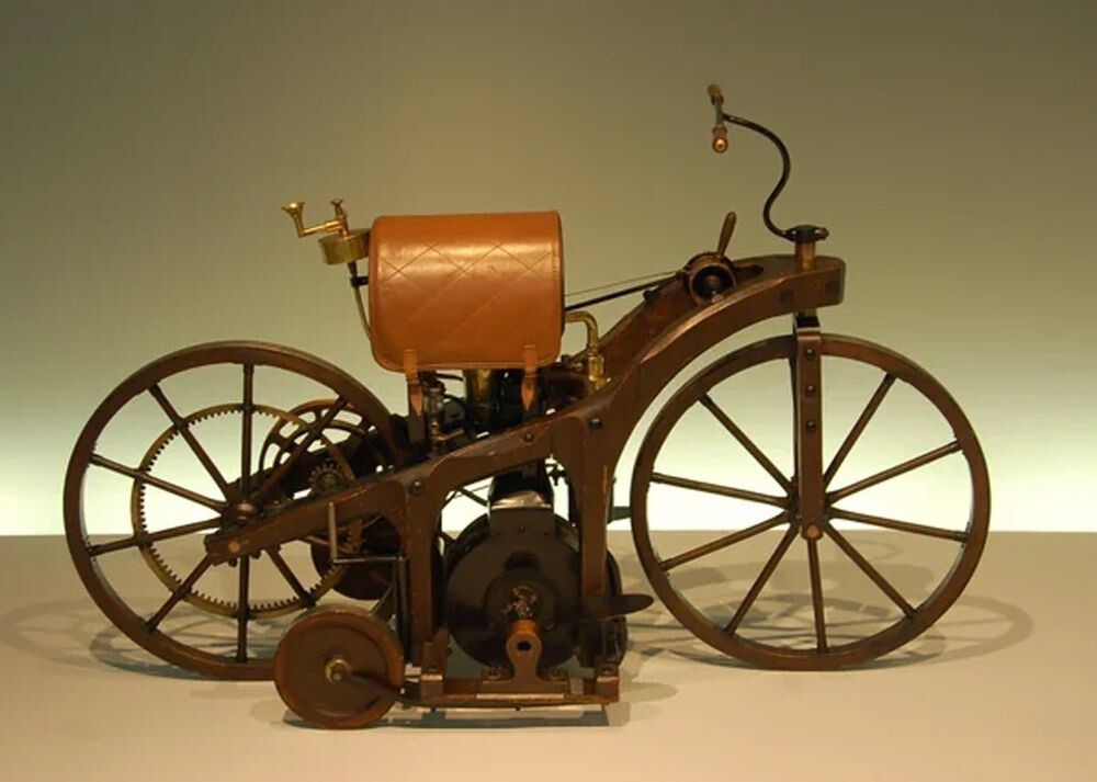 14. Модель первого в мире мотоцикла — Daimler Reitwagen 1885 года выпуска. Корпус был деревянным, а двигатель разгонял этого «монстра» до 12 км/час