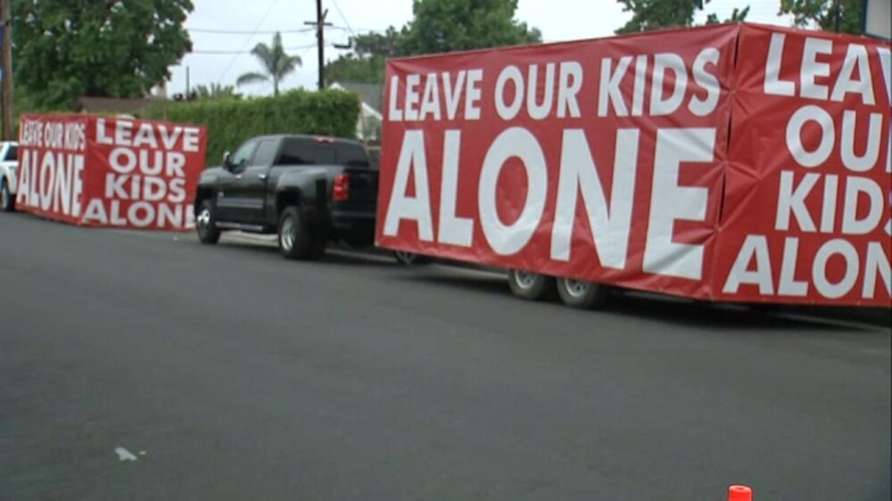 "Оставьте наших детей в покое": родители в Лос-Анджелесе устроили пикет рядом со школой в знак протеста против гей-пропаганды